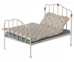 Maileg Bed, Parent Mouse - Off White 6 Maileg Bed, Parent Mouse - Off White -Toy Shop 11 2119 00 2 900x750 resize fill 2048x png