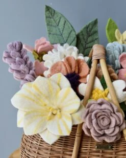 Large Basket Of Felt Flowers - Spring Mix 7 Large Basket Of Felt Flowers - Spring Mix -Toy Shop 2J2A1088