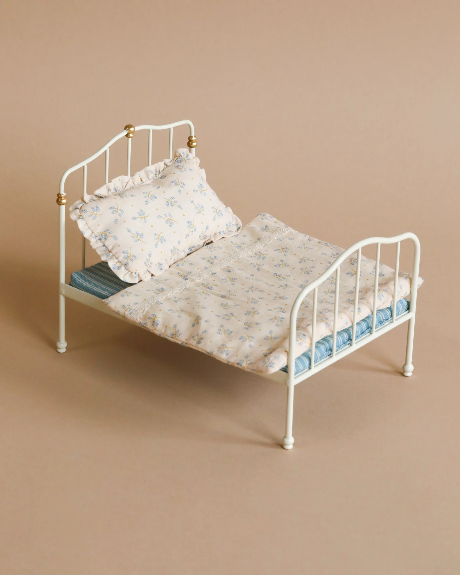 Maileg Bed, Parent Mouse - Off White 1 Maileg Bed, Parent Mouse - Off White