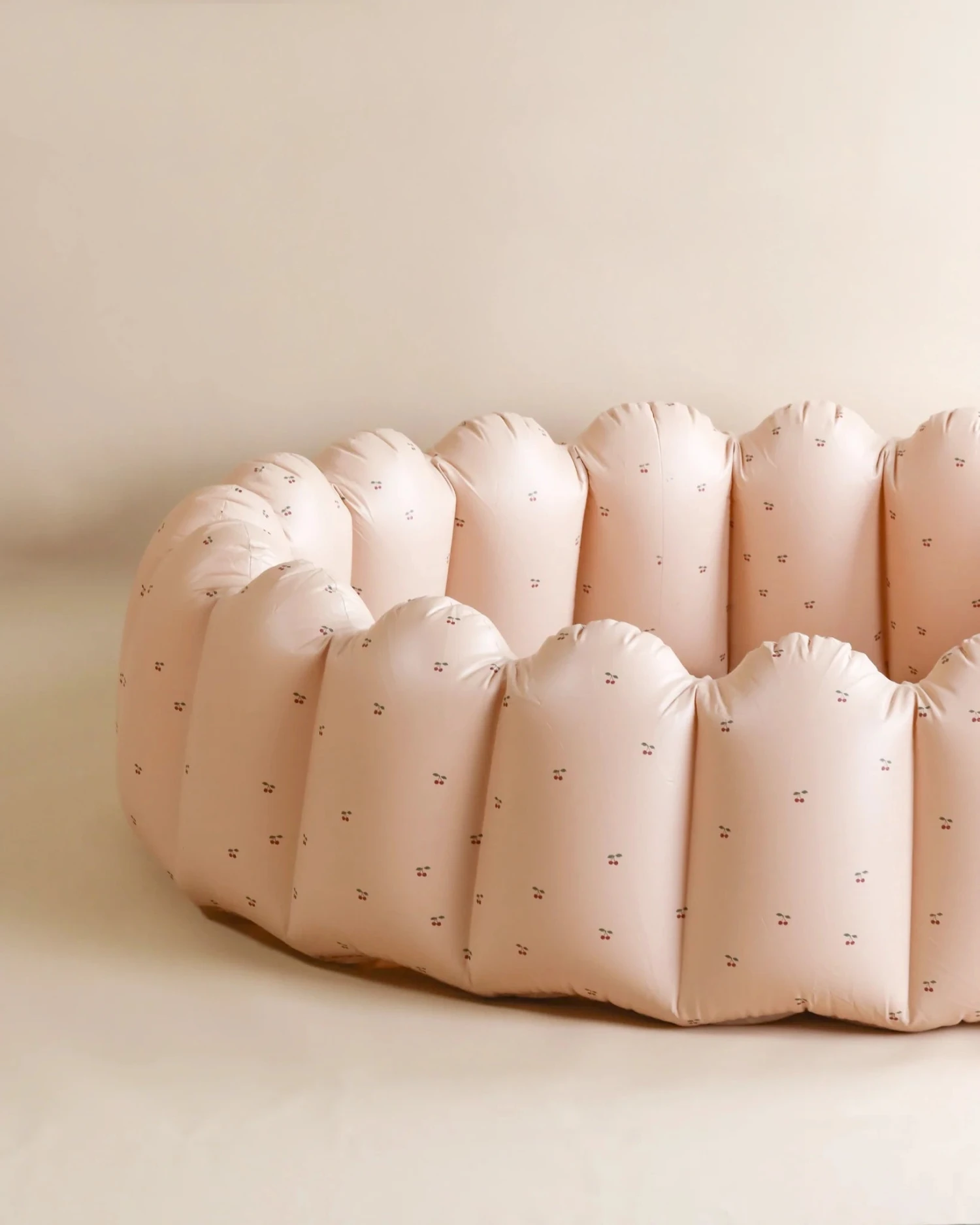 Konges Sløjd Inflatable Large Shell Pool - Cherry Blush 1 Konges Sløjd Inflatable Large Shell Pool - Cherry Blush