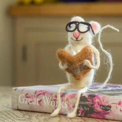 Felt Mouse With Book -Toy Shop bookwormmouse lifestyle 1