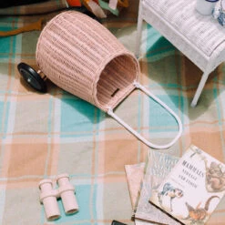 Olli Ella Rattan Luggy -Toy Shop oe luggy rose lifestyle 02 800x png
