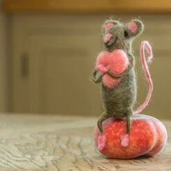 Felt Mouse With Heart -Toy Shop sittinghuggingheartmouse lifestyle 1